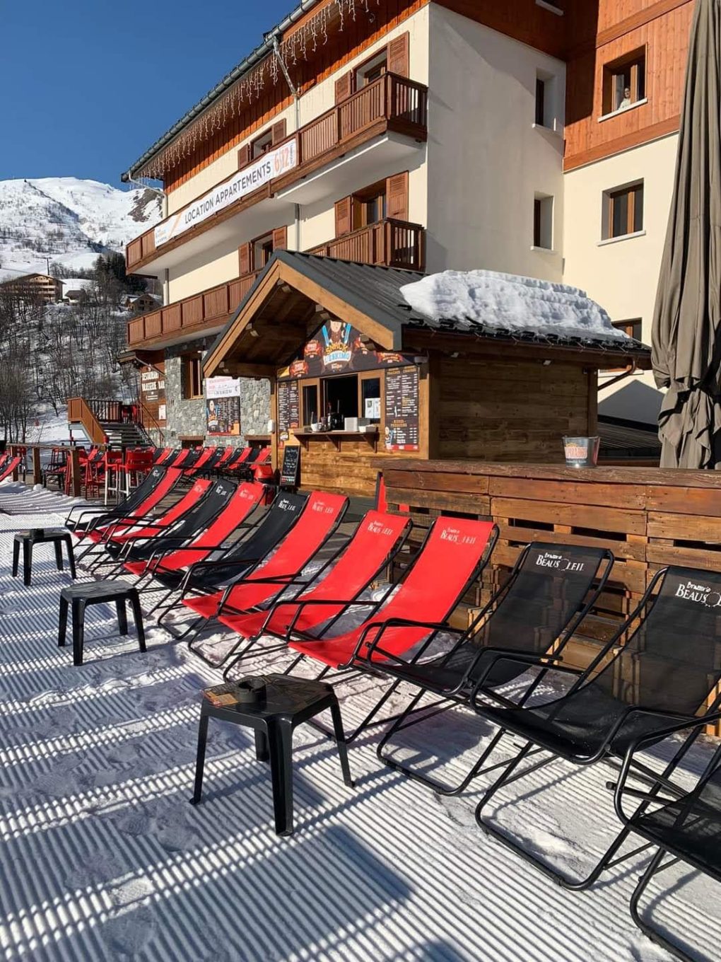 Snack L’Eskimo à Saint-Sorlin-d’Arves, situé au front de neige, avec terrasse ensoleillée et spécialités rapides pour skieurs et promeneurs.