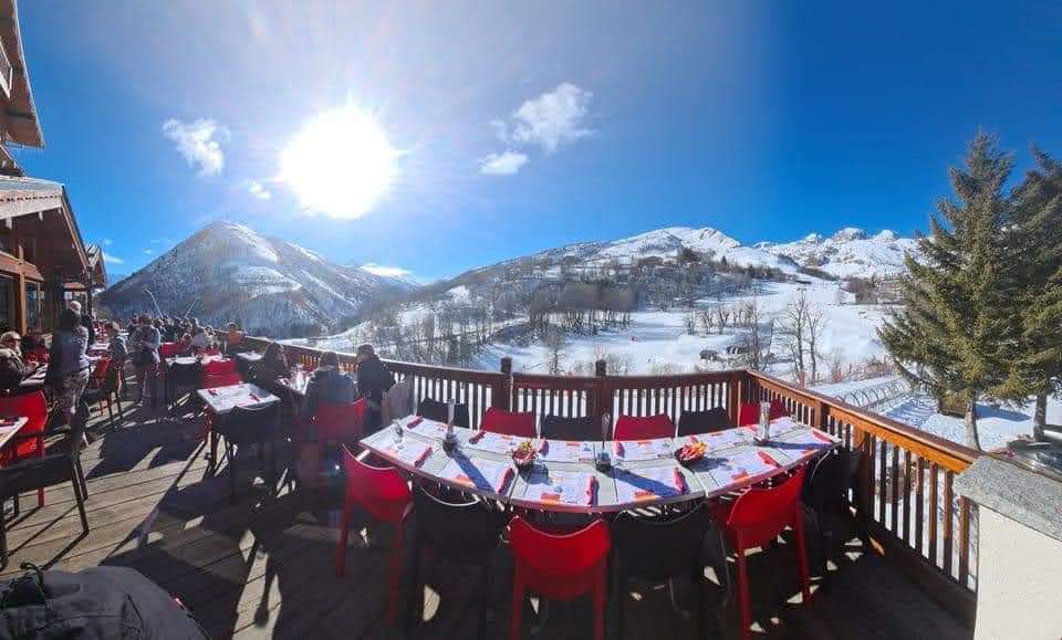 Le Restaurant Beausoleil vous accueille dans un cadre montagnard typique, avec une terrasse ensoleillée offrant une vue imprenable sur les Alpes. Idéalement situé au front de neige de Saint-Sorlin-d’Arves, il propose des plats faits maison inspirés du terroir savoyard, dans une atmosphère conviviale et chaleureuse.