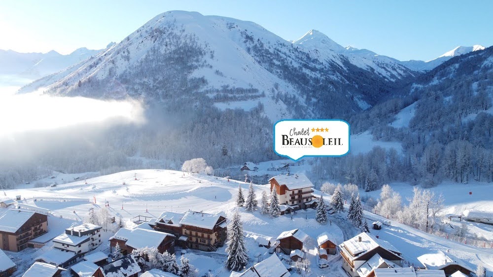 Vue extérieure du Chalet Beausoleil enneigé à Saint-Sorlin-d’Arves, au pied des pistes des Sybelles